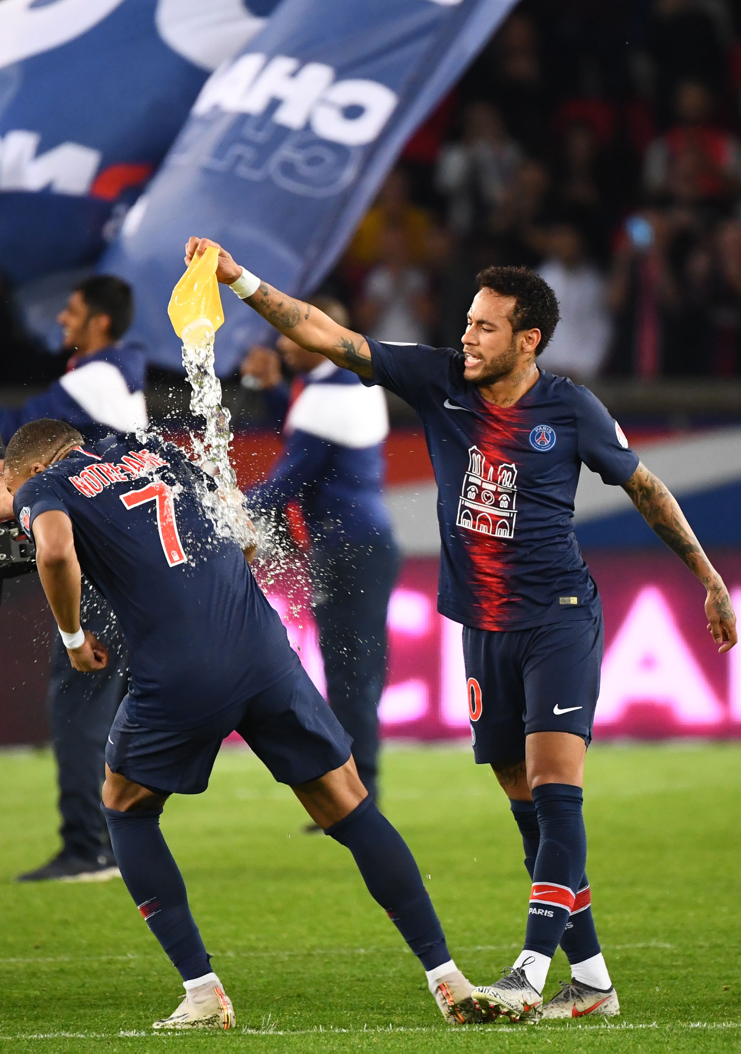 篮球篮网结束连败，全队积极庆祝