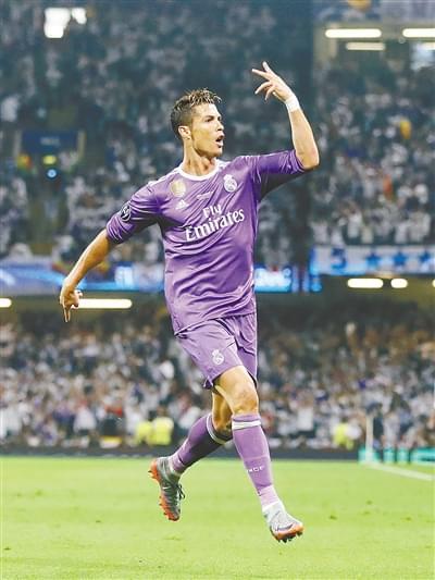 网红“小溥仪”现场观战北京国安比赛，与张稀哲合影留念