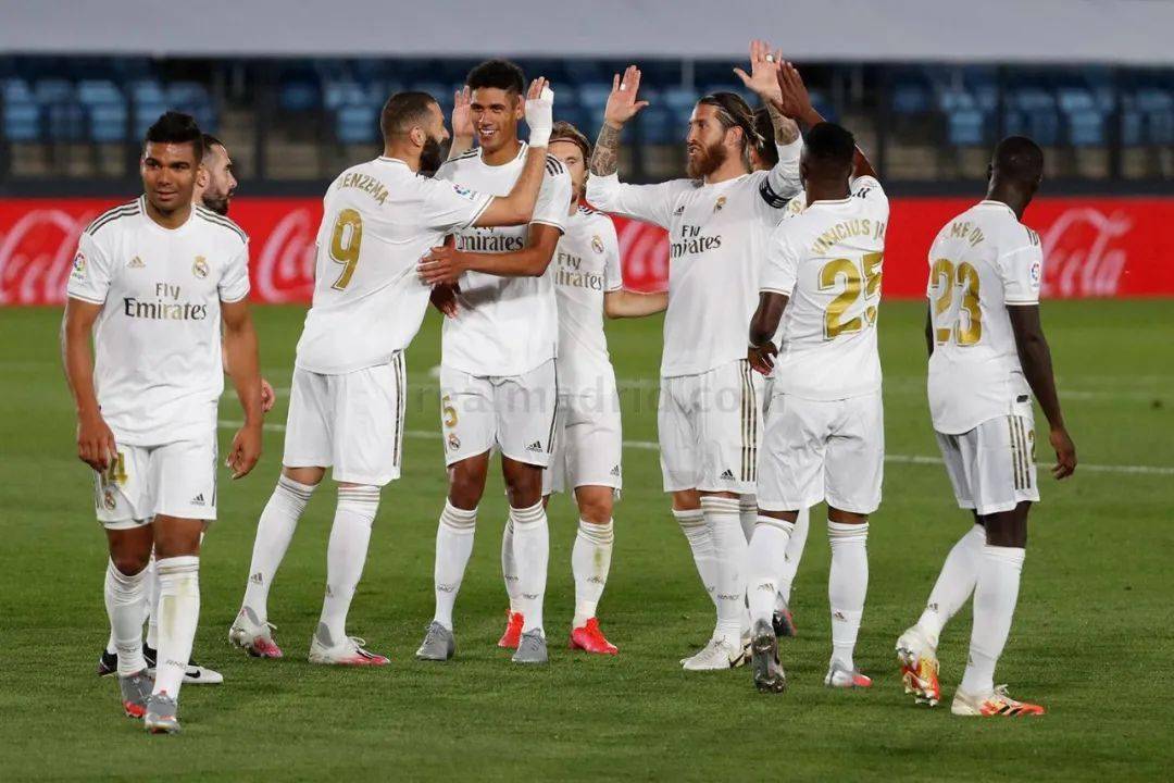 洛杉矶快船以131-116击败黄蜂，哈登55分创队史新高，成为NBA第四位得分超55分的球员，表现惊艳。