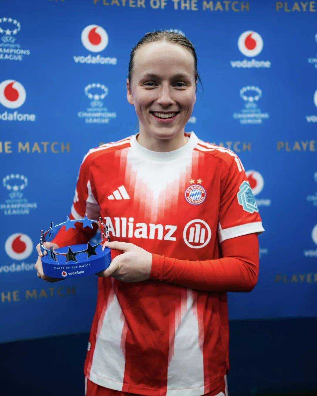 球星晒更衣室照，队内氛围引关注