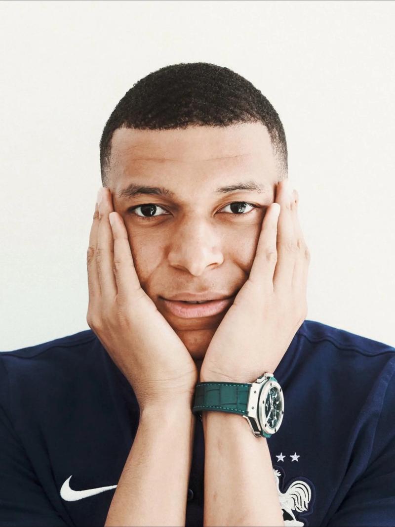 凯恩闪电帽子戏法，拜仁5-0横扫斯图加特，重回巅峰！