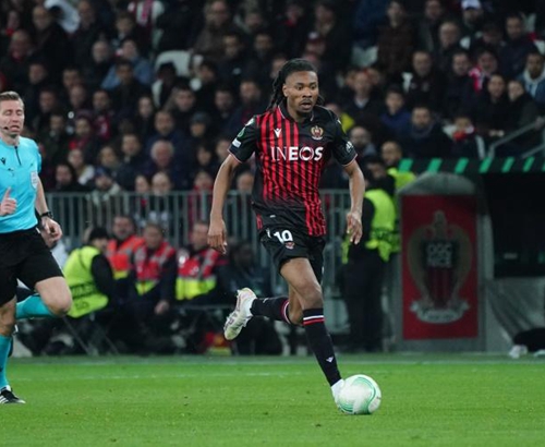 足球世界杯主题周边开售，球迷抢购