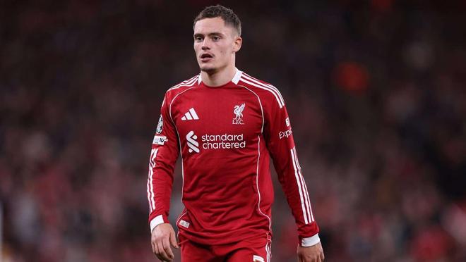 拉普拉塔大学生抗议阿足协新规，背身列队迎接联赛冠军罗萨里奥